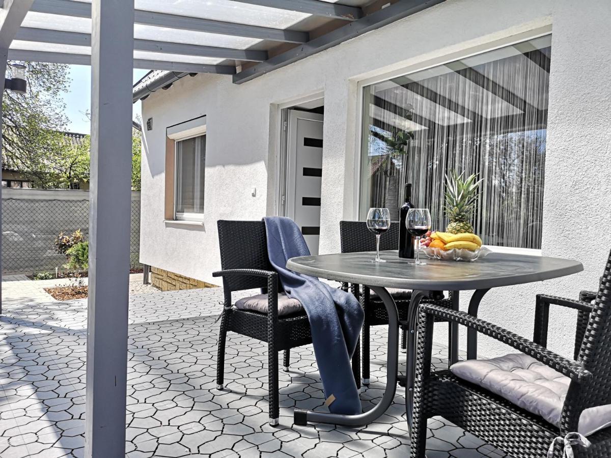 Otium Wellness Apartmanház Balatonakarattya Exterior foto